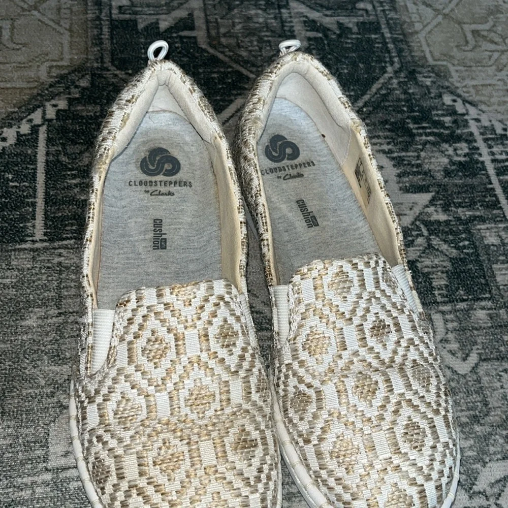 Clark’s women’s Step Glow Slip Natural size 6.5